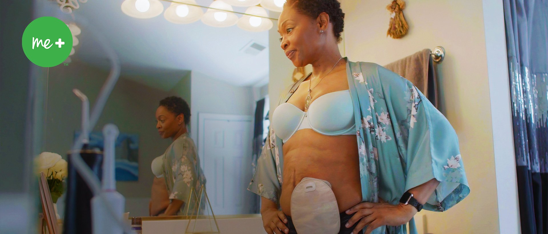 een persoon in een blauw shirt