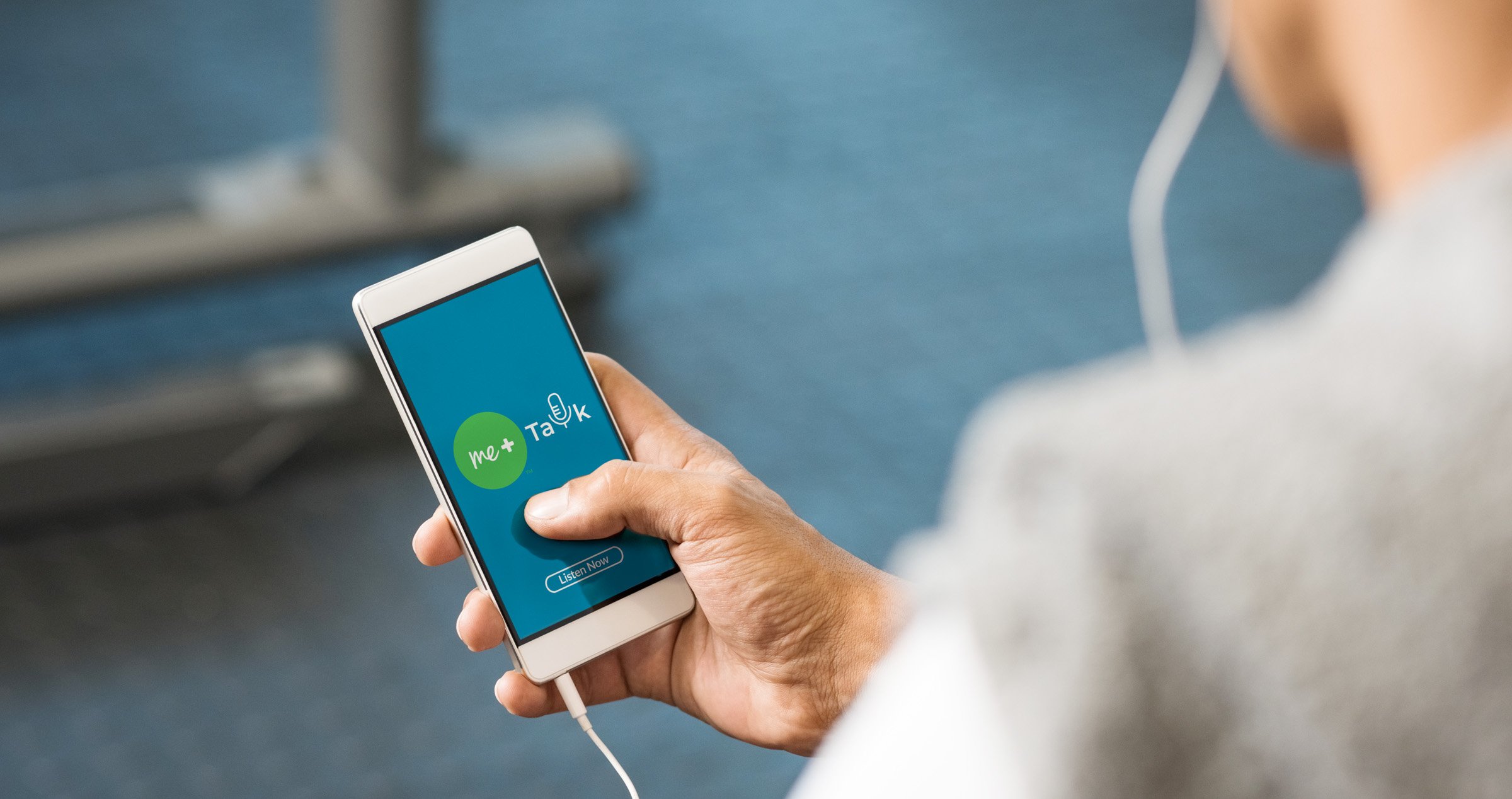 Una persona sosteniendo un teléfono