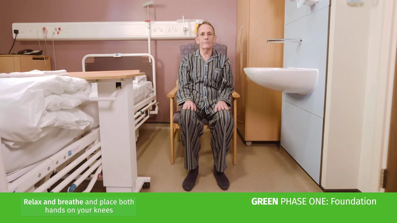 muž sediaci na stoličke