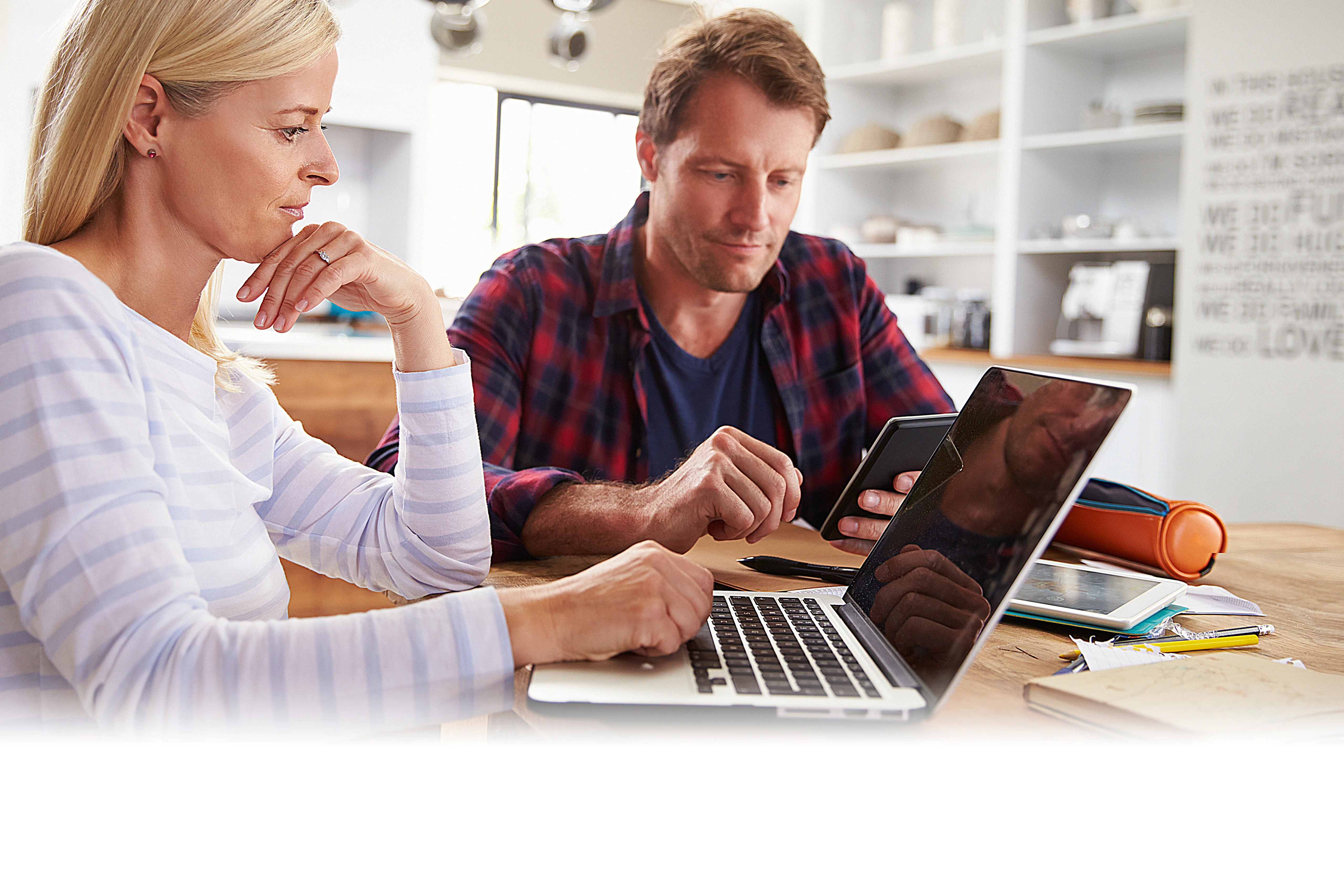 muž a žena pozerajúci sa na notebook