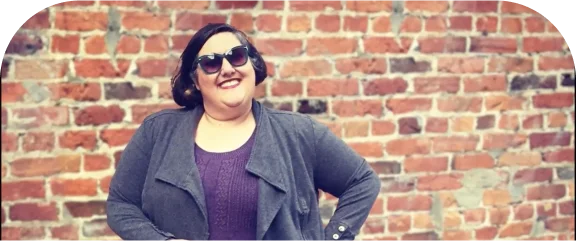 güneş gözlüğü takan bir kişi