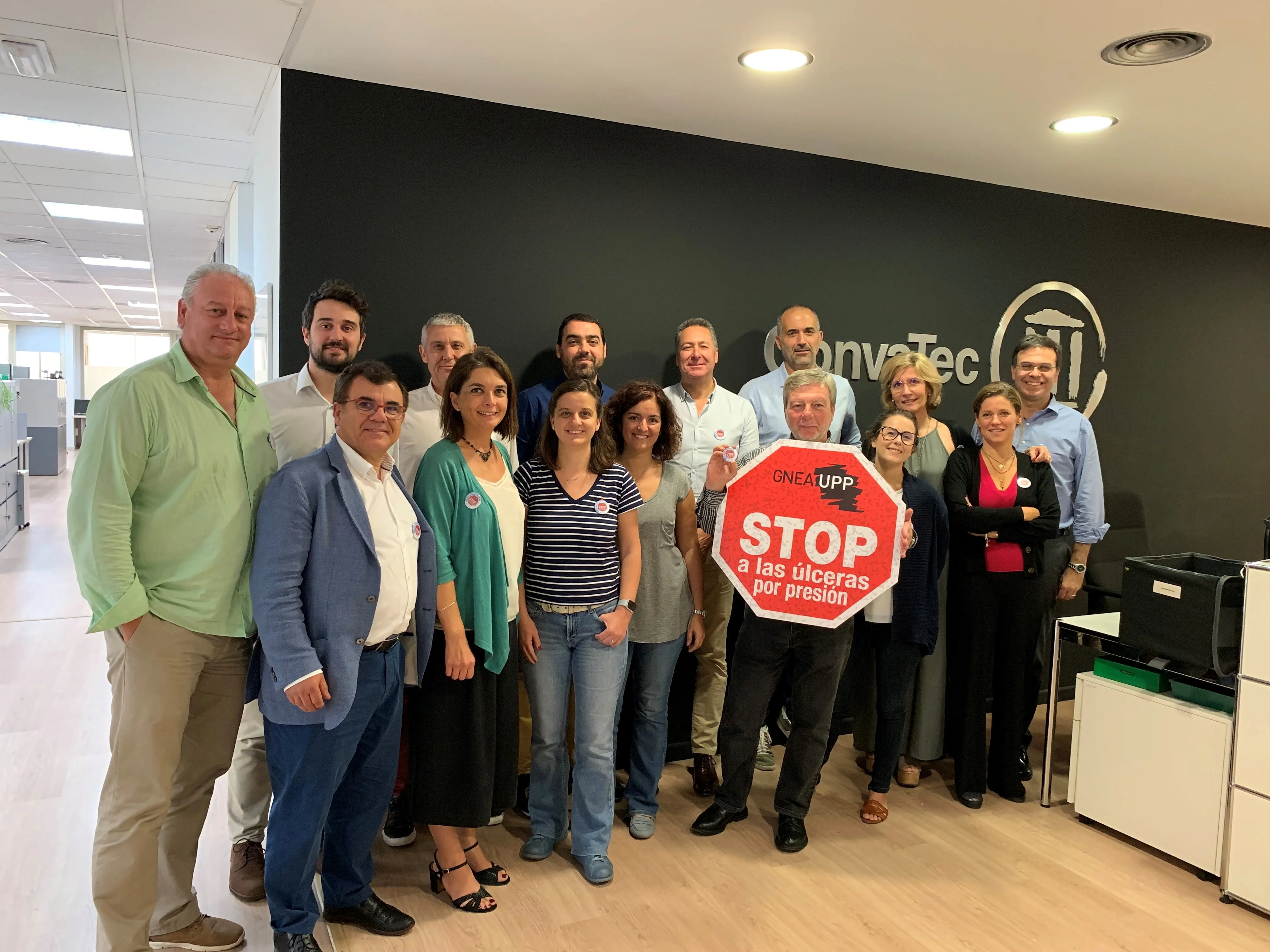 Un grupo de personas posando para una foto