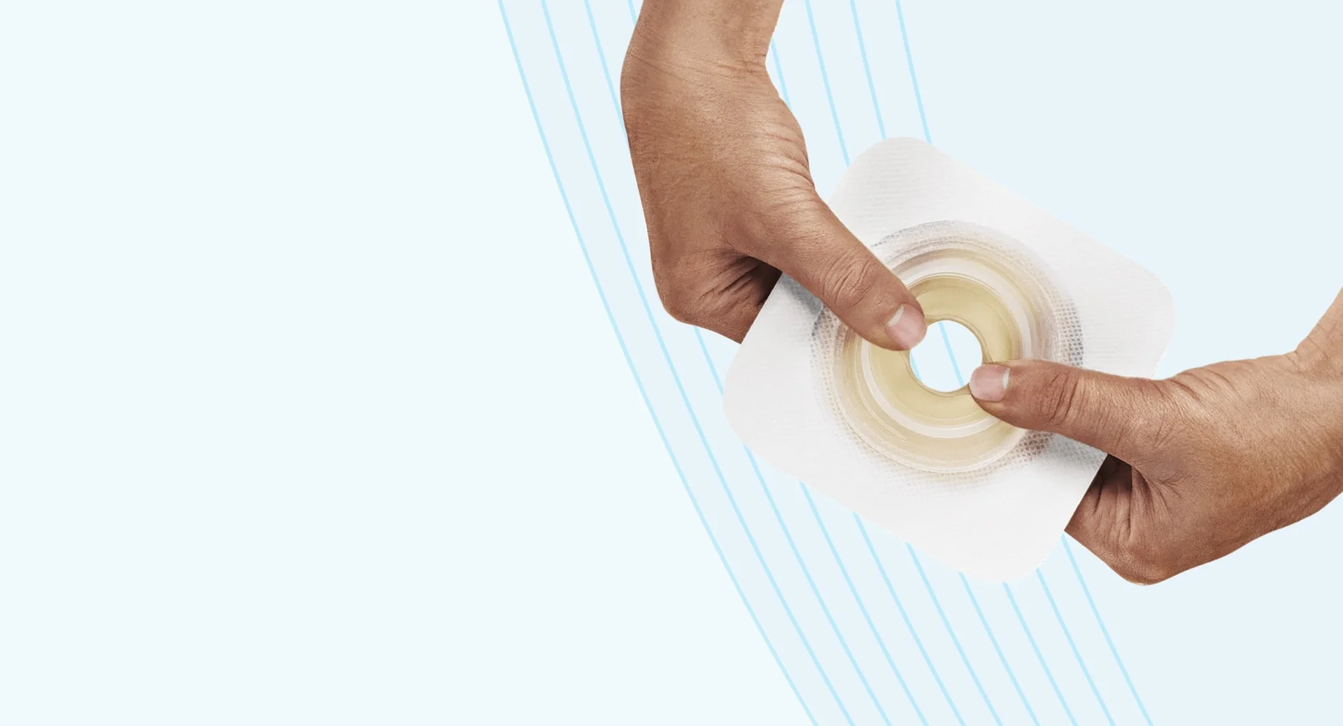 mãos segurando um adesivo