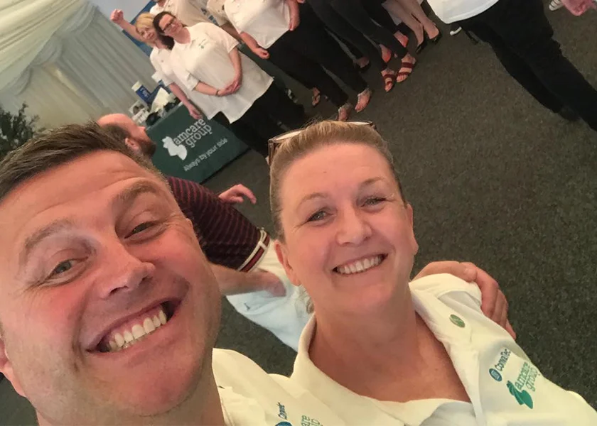 Muž žijúci so stómiou pózuje s partnerom