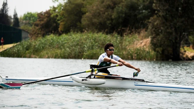 um homem remando um barco