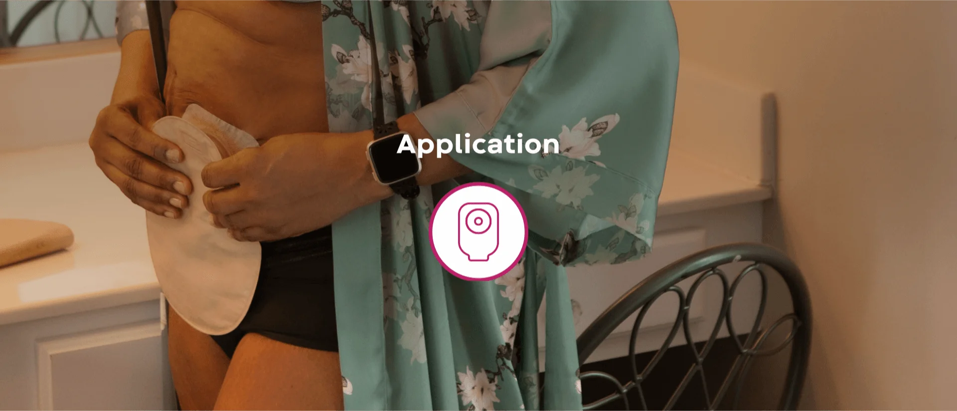 femme appliquant une poche de stomie