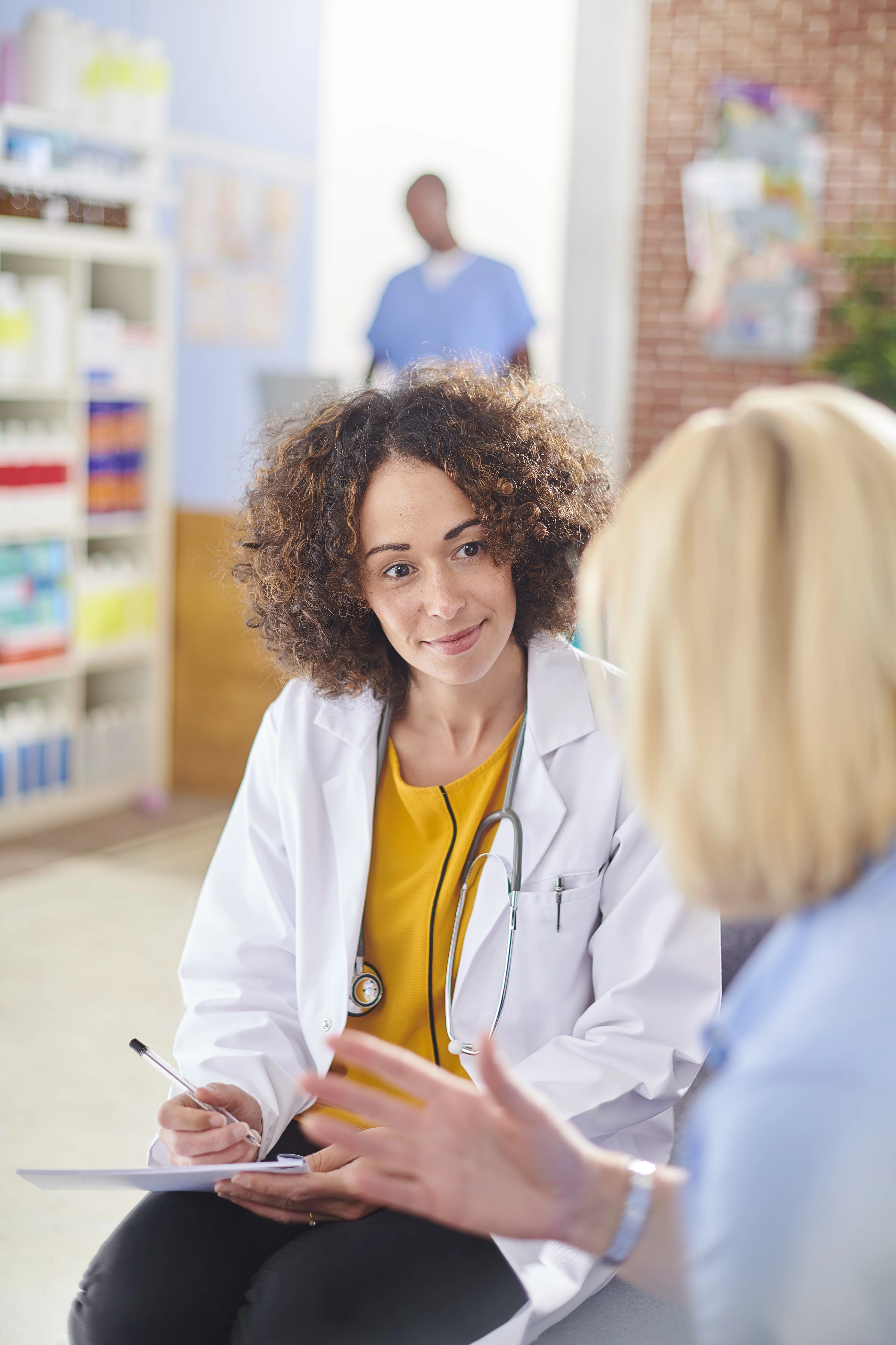 osoba sediaca pri stole