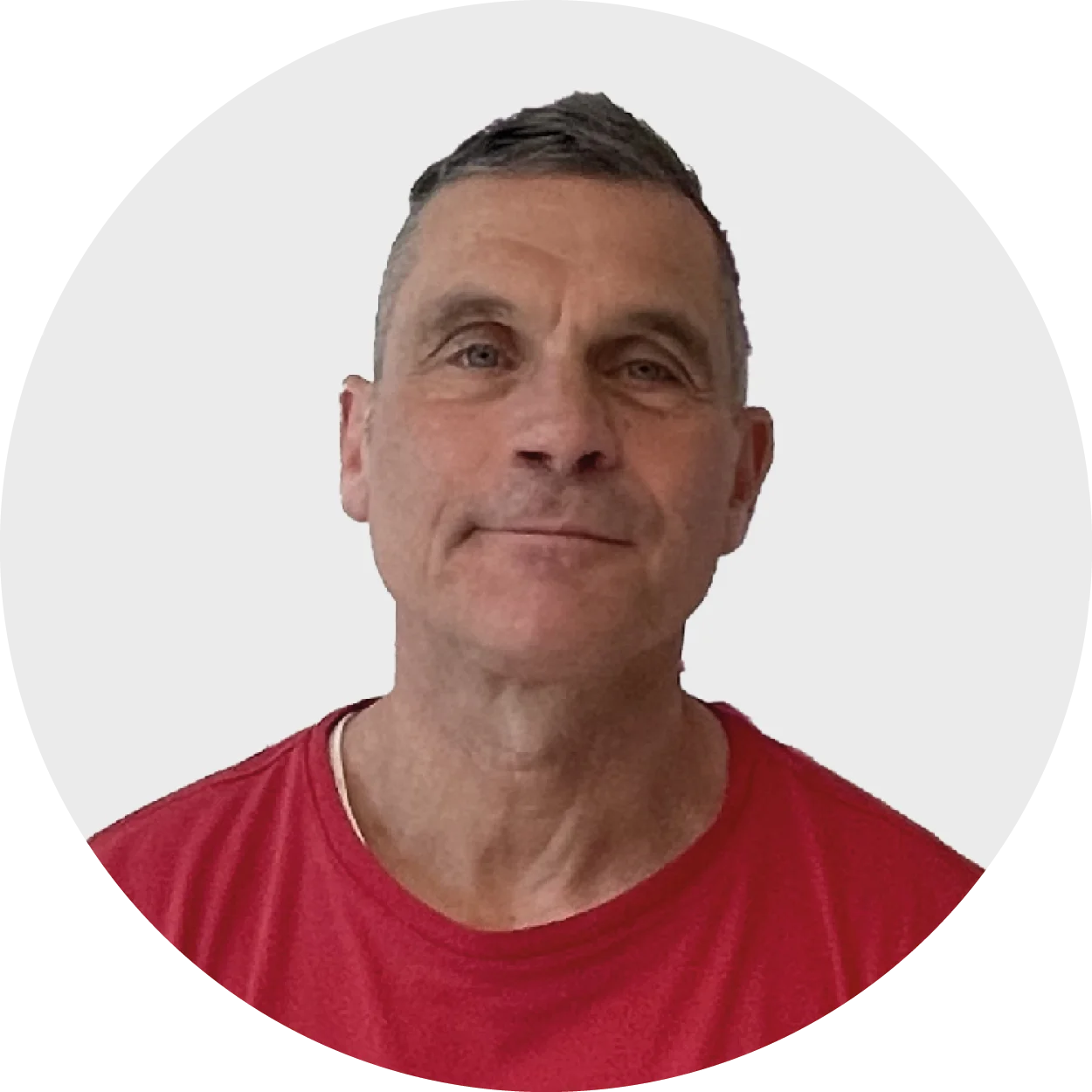 un uomo con una camicia rossa