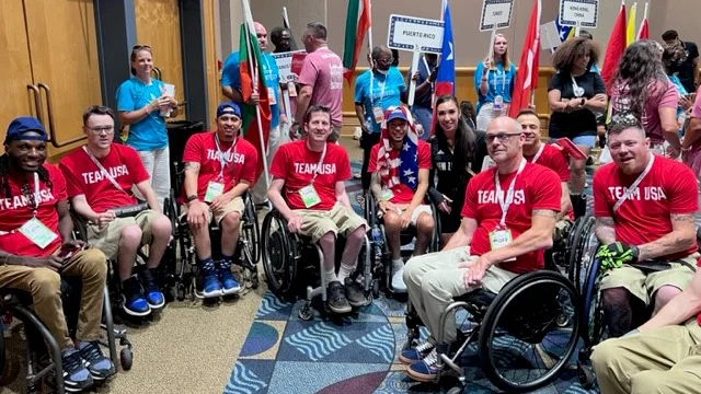 um grupo de pessoas sentadas em cadeiras de rodas