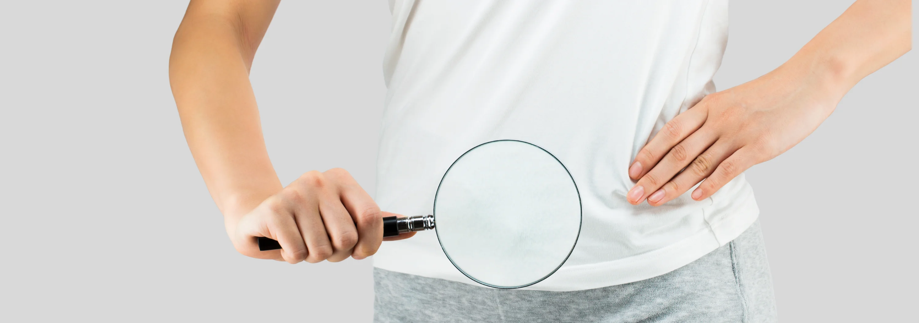 osoba trzymająca szkło powiększające