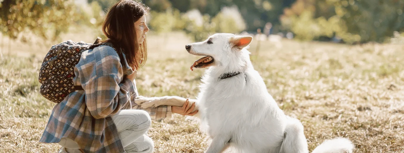Žena sedící vedle psa