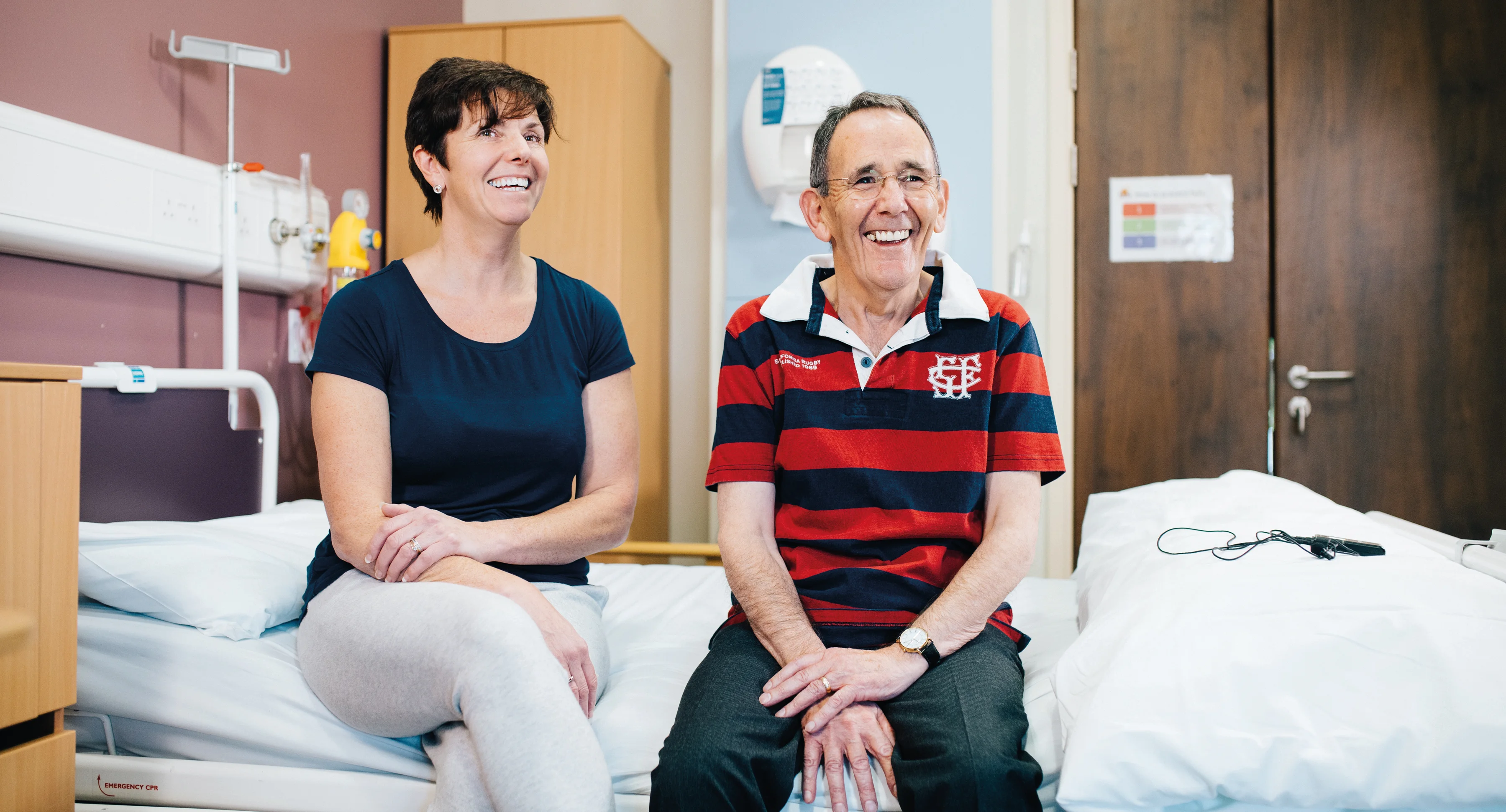 Ein Mann und eine Frau, die auf einem Bett sitzen