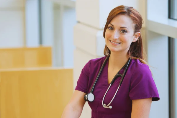 Eine Frau, die ein Stethoskop trägt