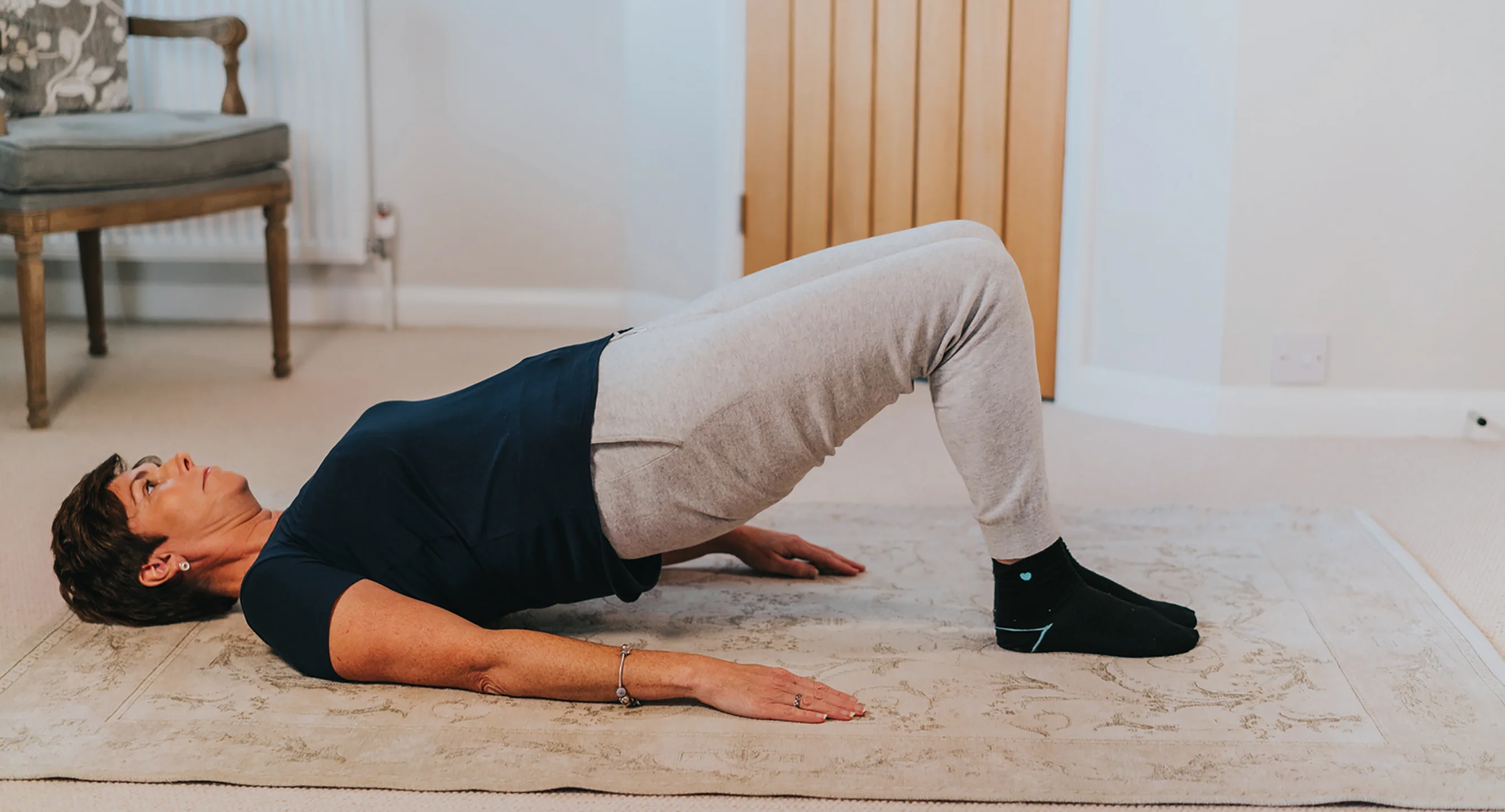 uma pessoa fazendo uma prancha no chão