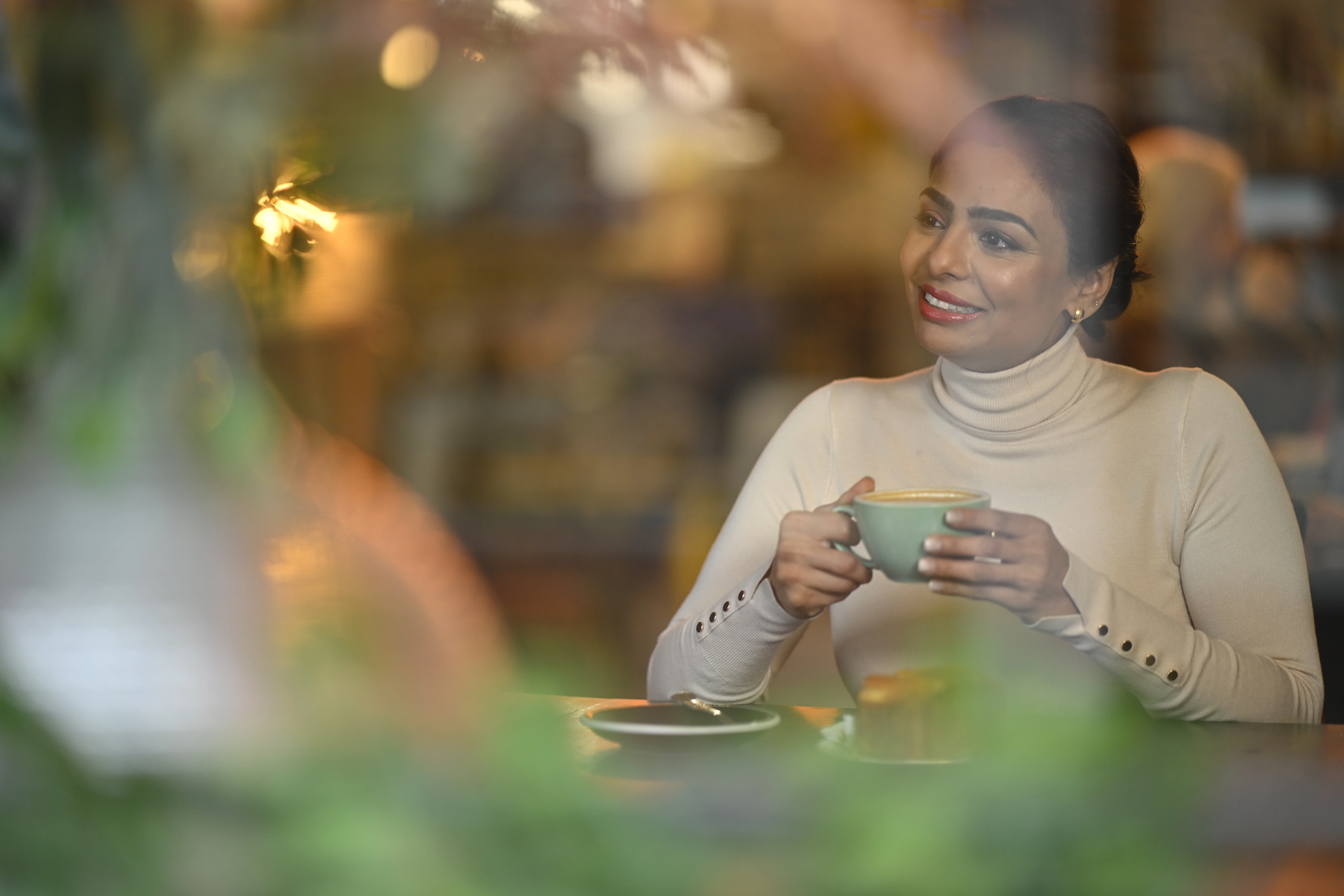 femme assise en train de prendre un café