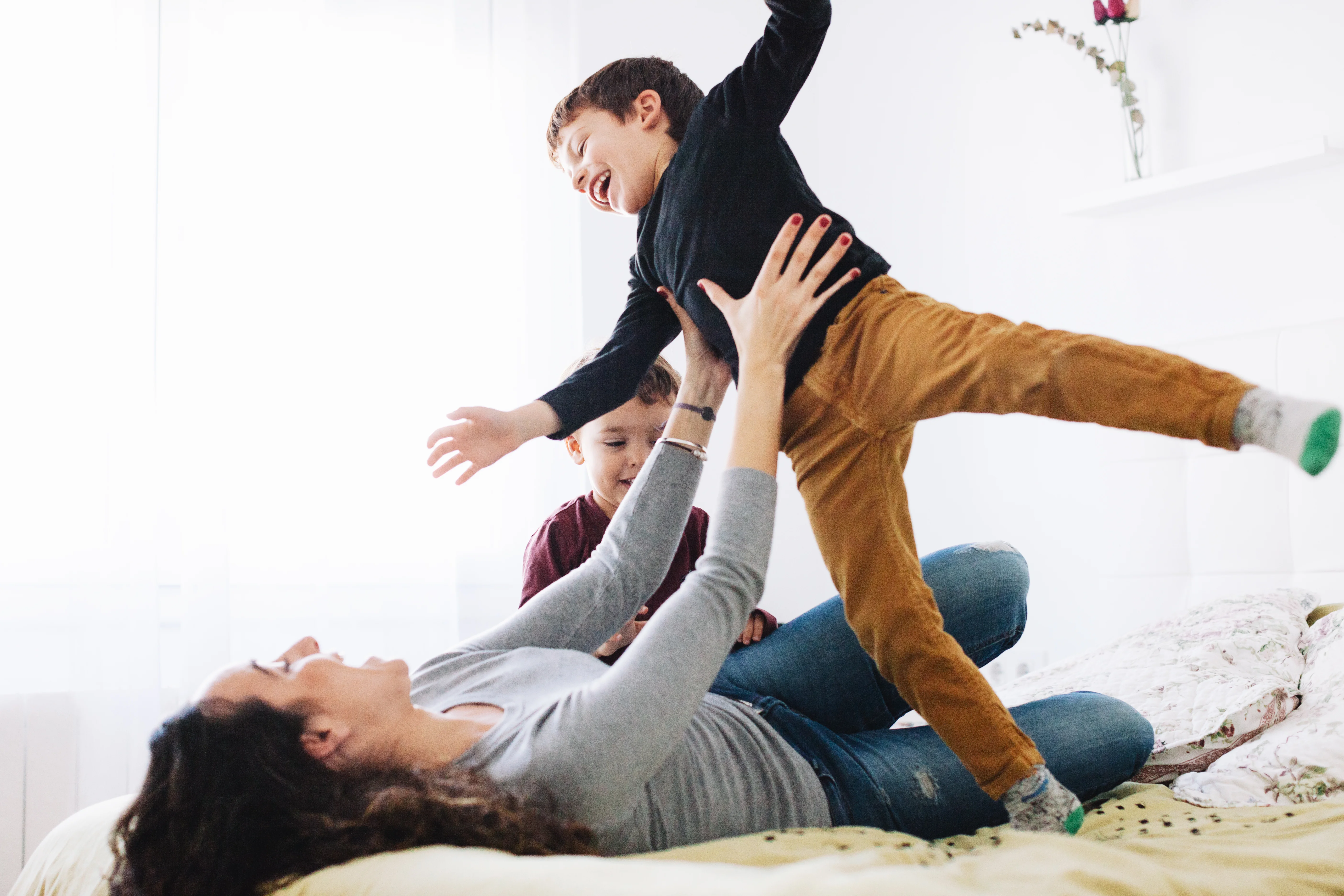 En kvinna håller ett barn i sina armar